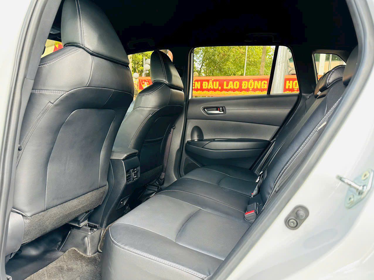 z4797080366635_4d979a377ad92491d41d072bbcdc3aff Ảnh hàng ghế sau xe Corolla Cross G 2022 màu trắng